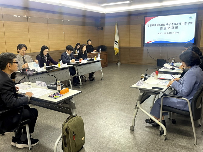 창원시가 진해구를 시작으로 3일간 주민자치회 위원 및 일반 시민을 대상으로 2025년 하반기 'one-day 시민자치학교'를 개최하고 회의를 하고 있다. ⓒ 창원시