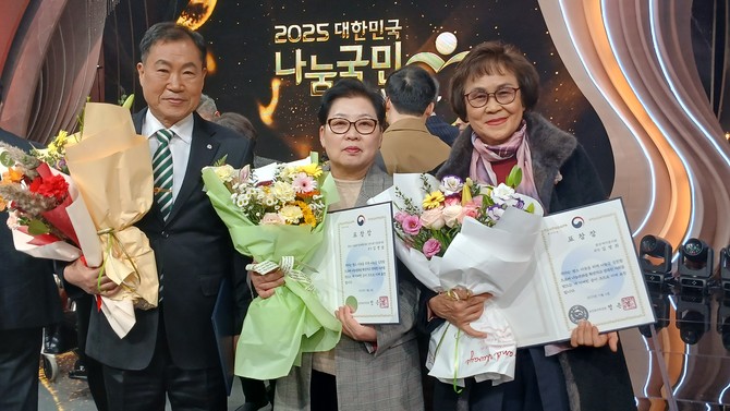 서울 KBS 신관공개홀에서 열린 '2025년 대한민국나눔국민대상 인적나눔부문' 시상식에서 창원시자원봉사단체협의회 박순철 회장이 국무총리 표창을 , 합성개미봉사회 김영희 회장과 진희자원봉사회 김영술 회장이 보건복지부장관 표창을 수상하고 기념촬영을 하고 있다. ⓒ 창원시