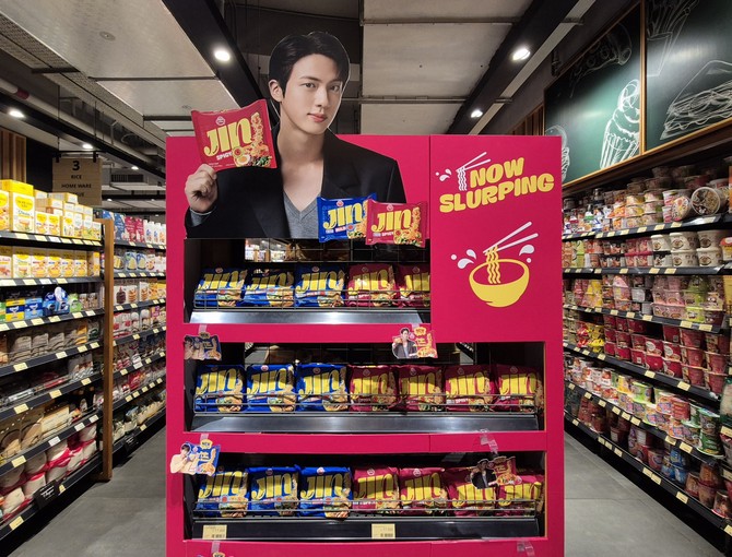 오뚜기 할랄 진라면 인도네시아 현지 대형마트 내 전용 매대. ⓒ 오뚜기