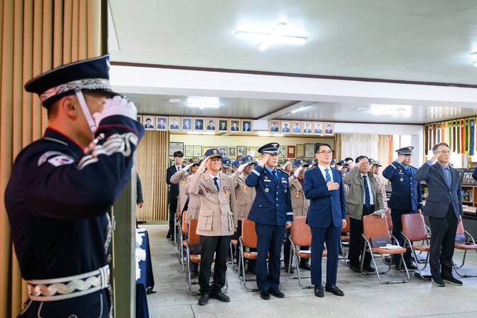 장충남 남해군수, 사단법인 공군ROTC장교회 김석찬 회장, ROTC장학재단 원종삼 이사, 대한민국 공군교육사령부 황영민 대령, 월남전참전유공자회 남해군지회 김원근 회장 및 회원 등 50여 명이 '제80주기 미 공군 영령 추모식'에 참석해 전몰용사들의 넋을 위로하고 있다.