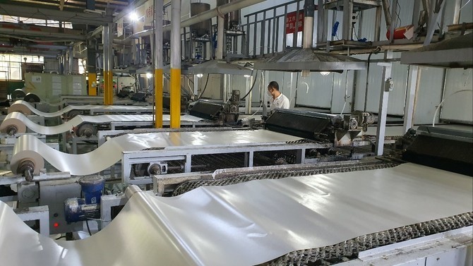 크리스탈신소재 산하 위에펑운모 공장 내 설치된 운모 테이프 생산 라인. = 박기훈 기자