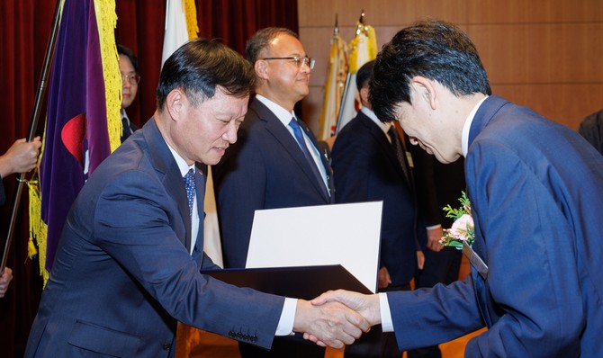 이정복 서부발전 사장(왼쪽)이 안세창 기후에너지환경부 기후에너지정책실장(오른쪽)에게 상을 받는 모습. ⓒ 서부발전