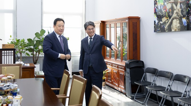 김돈곤 청양군수(오른쪽)가 지난 7일 국회를 방문해 어기구 국회 농림축산식품해양수산위원장(왼쪽)에게 농어촌기본소득 시범사업의 국비 비율 상향 필요성을 설명하고 있다. ⓒ 청양군