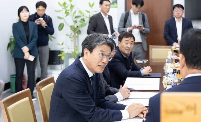 지난 7일 국회를 방문한 김돈곤 군수가 농림축산식품해양수산위원회 어기구 위원장을 만나 농어촌 기본소득 시범사업의 국비 비율 상향을 건의하고 있다. ⓒ 청양군