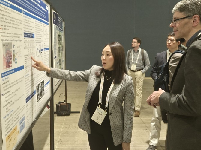 SITC에서 골육종 임상 결과를 설명 중인 김새롬 메드팩토 미국법인장(좌측). ⓒ 메드팩토