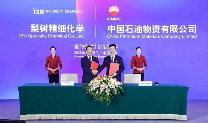 이수스페셜티케미컬과 중국석유천연가스집단공사 구매의향서 체결식 사진. (좌측부터) 류승호 이수스페셜티케미컬 류승호 대표이사와 런쥔거 중국석유물자유한공사 당위원회 서기 겸 집행이사. ⓒ 이수스페셜티케미컬