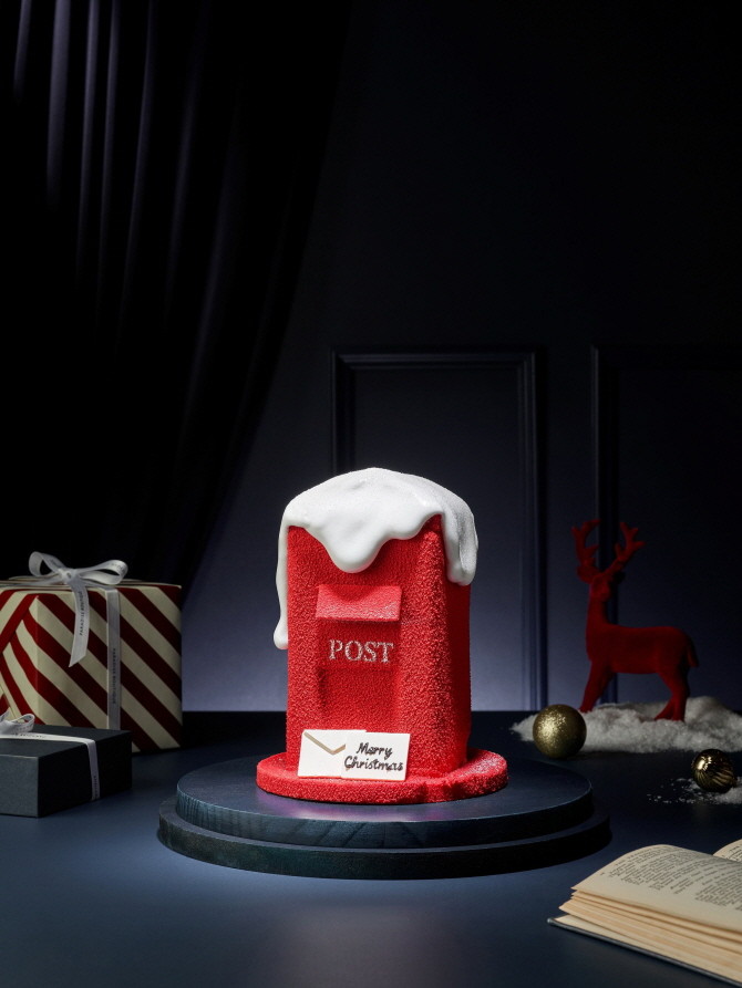 파라다이스 호텔앤리조트는 10일 그룹의 경영 철학인 '해피 메모리즈'에서 영감을 얻은 '해피 모먼트' 콘셉트의 크리스마스 한정 케이크 5종을 공개했다. © 파라다이스 호텔앤리조트