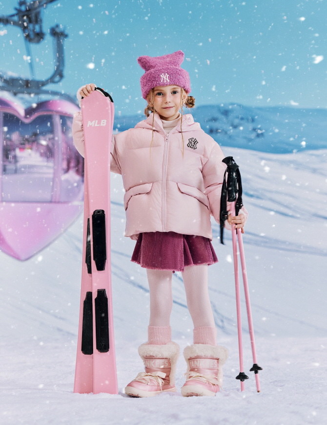 MLB키즈가 25FW 시즌을 맞아 여아들을 위한 '걸스 프리즘다운' 화보를 공개했다. © MLB키즈