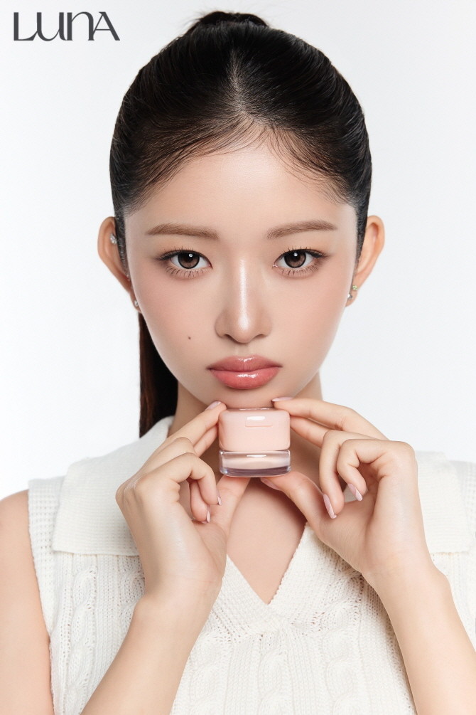 루나에서 세 가지 제형을 원하는 비율로 섞어 결점을 정교하게 커버해 주는 '아티스트 믹싱 컨실러'를 출시했다. © 애경산업