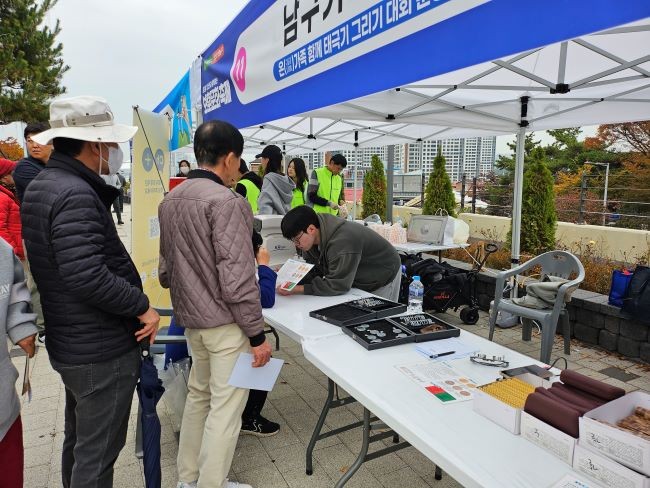 지난 8일 남구 앞산빨래터공원에서 열린 보훈문화축제에서 대구보건대학교 안경광학과가 방문객들을 위한 눈 건강관리를 위한 상담을 진행하고 있다. ⓒ 대구보건대학교