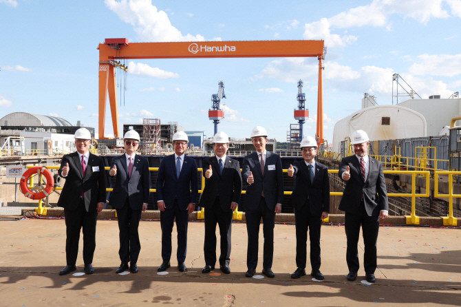 이재명 대통령이 지난 8월26일(현지시간) 미국 필라델피아의 한화 필리조선소에서 시찰 후 김동관 한화그룹 부회장 등과 기념촬영을 하고 있다. ⓒ 연합뉴스