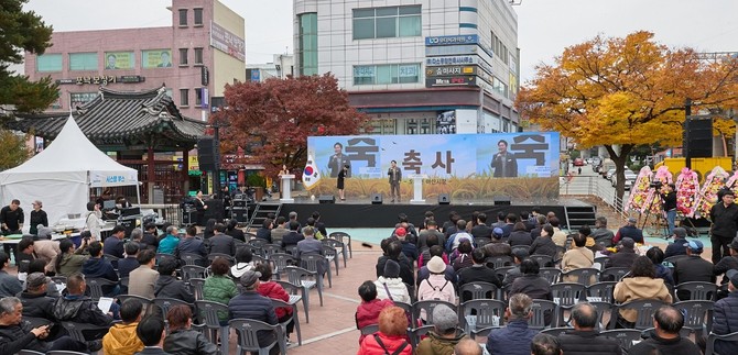 지난 8일 '제30회 농업인의 날' 행사에서 오세현 시장이 축사를 하고 있다. ⓒ 아산시