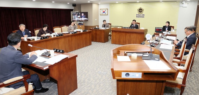 10일 충청남도 대변인과 감사위원회를 대상으로 2025년도 행정사무감사를 실시하고 있다. ⓒ 의회사무국