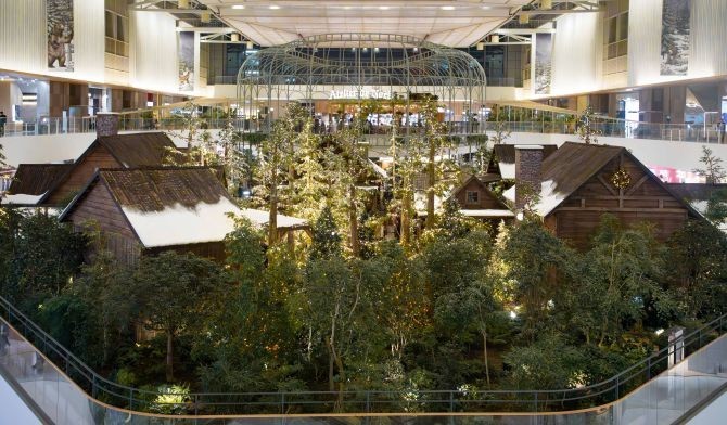 현대백화점 더현대 서울 5층 사운즈 포레스트에 조성된 '해리의 크리스마스 공방' 전경. © 현대백화점