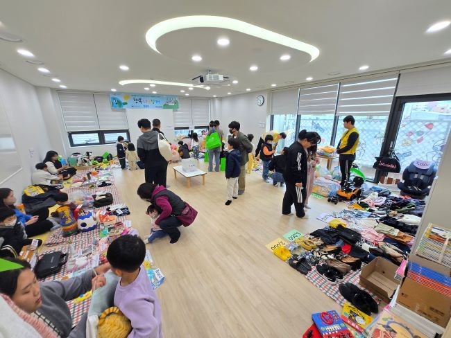 지난 8일 옥산공동육아나눔터에서 돌봄품앗이 가족과 지역 주민이 함께하는 '행복 나눔 장터' 바자회를 운영했다. ⓒ 경산시