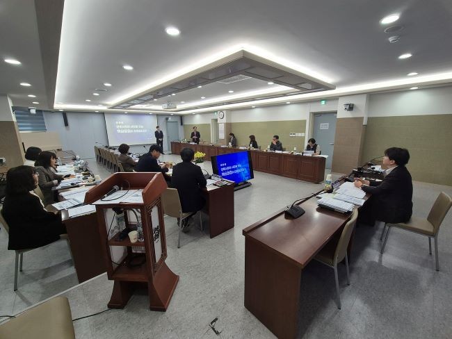 지난 5일 안동시는 민원콜센터 차기 민간위탁 운영업체 선정를 위한 심의위원회를 개최했다. ⓒ 안동시