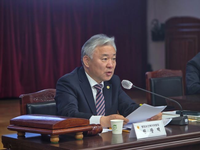 행정사무감사에서 질의하는 경북도의회 권광택 행정보건복지위원장. ⓒ 경북도의회