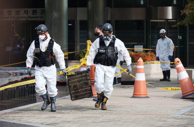 지난 9월30일 대전 유성구 국가정보자원관리원(국정자원) 화재 현장에서 감식 관계자들이 불이 붙었던 무정전전원장치(UPS)용 리튬이온배터리의 안정화 작업을 마치고 옮기고 있다. ⓒ 연합뉴스