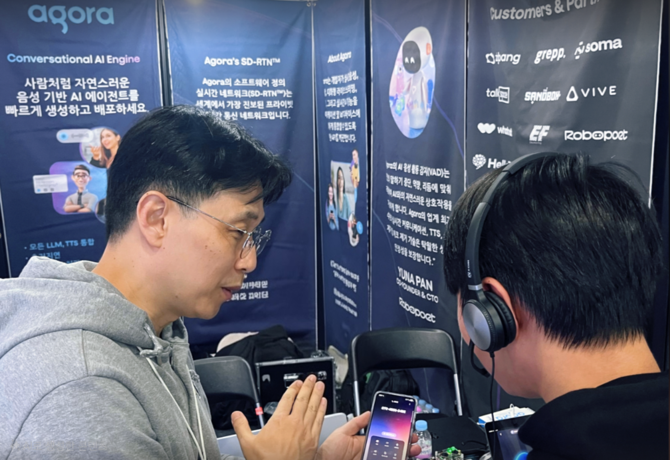 콜게이트와 아고라가 협업한 'AI 기반 컨택센터 실시간 커뮤니케이션 솔루션'을 시연하고 있다. ⓒ 콜게이트