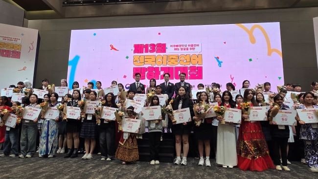 '제13회 전국이중언어말하기대회에서 경북 대표로 참가한 학생 전원이 교육부장관상을 수상했다. ⓒ 경북교육청