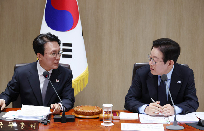 김민석 총리가 11일 국무회의에서 내란 특검 관련해 '헌법 존중 정부 혁신 TF' 구성을 이재명 대통령에게 제안했다. ⓒ 연합뉴스