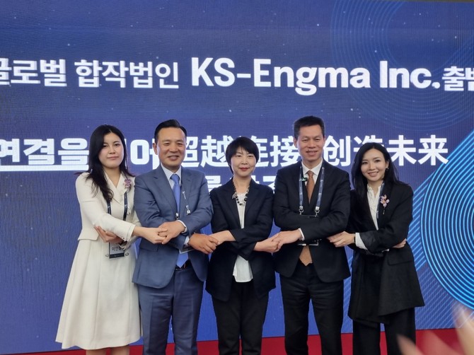 (좌측 두 번째) 손영득 대표·좡즈 회장(좌측 네 번째)은 글로벌 합작법인 'KS잉그마'를 설립했다. = 김상준 기자.