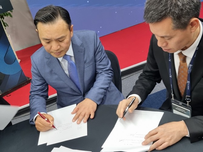 합작 법인 설립을 기념해 서명식을 진행하는 양사 대표. = 김상준 기자