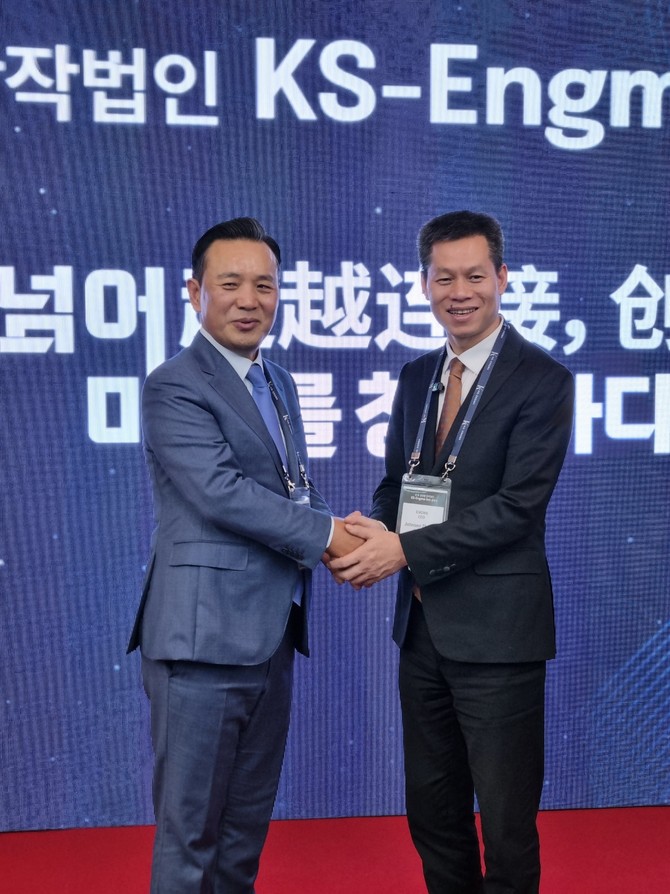 손영득 대표·좡즈 회장이 KS잉그마 출범 기념식을 축하하고 있다. = 김상준 기자