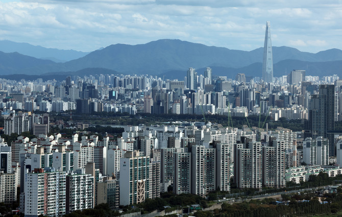 우리나라 부동산 시장이 경제 여건 변화와 무관하게 미래에도 집값이 상승할 것이란 믿음이 강하게 자리잡고 있다는 분석이 나왔다. © 연합뉴스