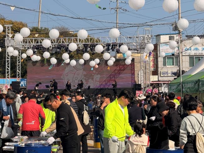 제19회 영덕 물가자미 축제에 참여한 관광객들이 씨푸드 그릴존에서 구이 체험을 즐기고 있다. ⓒ 영덕군