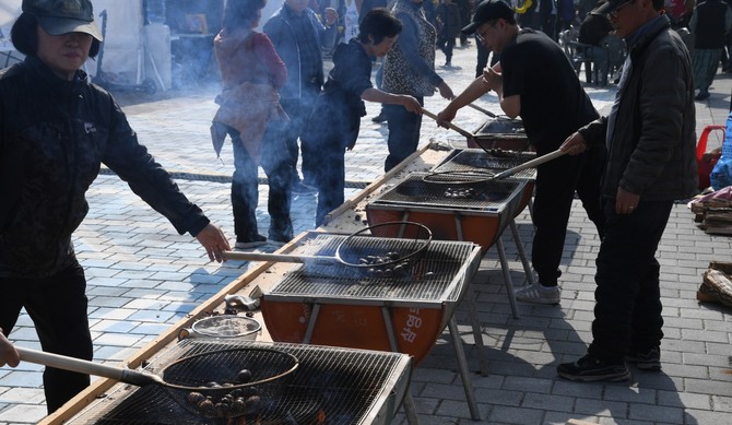 '부여군 임업인 한마음 대회'와 병행 개최한 '2025 햇밤n임산물 축제'모습. ⓒ 부여군