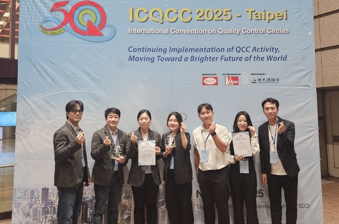 대만 타이베이에서 열린 2025 ICQCC에서 한국중부발전 보령발전본부(에너지맨 분임조), 서울발전본부(회전자 분임조)가 Gold Award를 수상 후 기념사진을 촬영하고 있다. ⓒ 중부발전