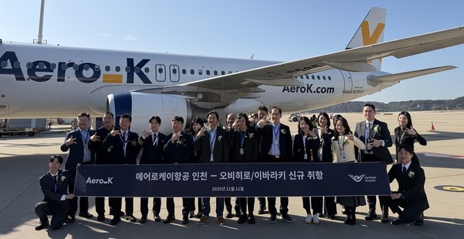 11일 인천 오비히로이바라키 취항식을 개최 후 항공기 앞에서 기념촬영을 하고 있다. ⓒ 에어로케이항공
