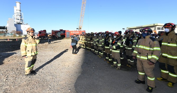 11일 오후, 울산화력발전소 붕괴 사고 현장에서 김승룡 중앙긴급구조통제단장이 보일러타워 4·6호기 안정화 작업 완료에 따라 본격적인 수색·구조 작업에 투입될 구조대원들을 대상으로 구조 및 안전사항에 대해 당부하고 있다. ⓒ 소방청