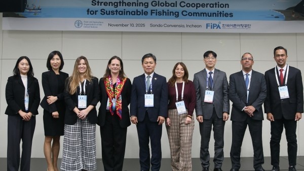 한국어촌어항공단은 지난 10일 인천 송도컨벤시아에서 열린 '세계어촌대회(ICFC)'에서 유엔식량농업기구(FAO)와 공동 세션을 개최 후 기념촬영을 하고 있다. ⓒ 한국어촌어항공단