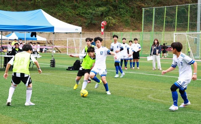지난 8일 후포생활체육공원에서 열린 2025 울진군 청소년 풋살대회 경기 모습. ⓒ 울진군