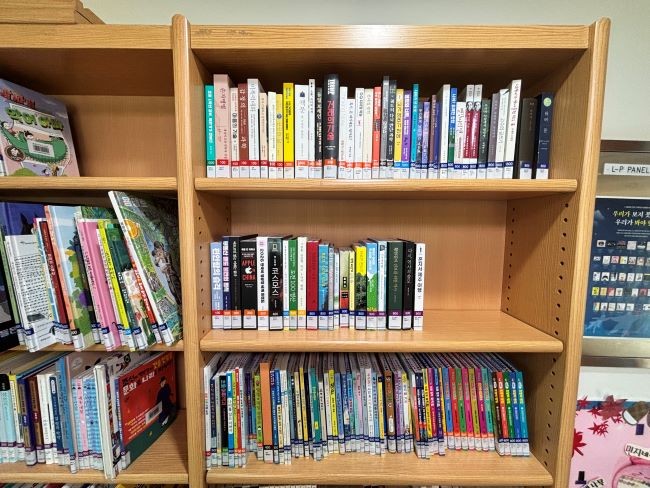 울진 작은도서관에 반납된 책 비치. ⓒ 울진군