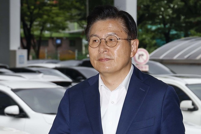 황 전 총리는 지난해 12월 윤석열 전 대통령의 비상계엄 선포 당일 페이스북에 계엄을 지지하는 글을 게시해 내란 선전·선동 혐의로 고발된 바 있다. © 연합뉴스