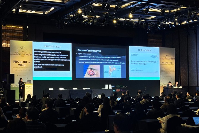 대한성형외과학회가 주관한 'PRS KOREA 2025' 행사에서 연사와 청중이 플리토 AI 동시통역 솔루션 라이브 트랜스레이션을 통해 글로벌 소통하고 있다. ⓒ 플리토