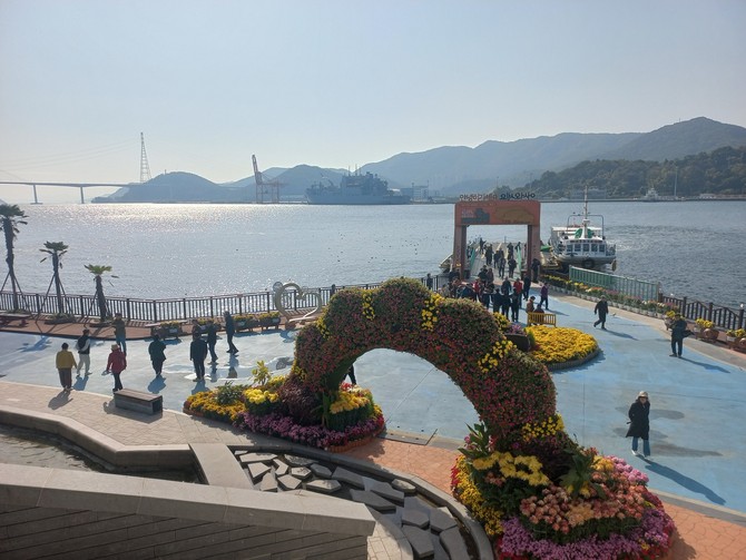 5천여명이 넘게 방문한 '제25회 마산가고파국화축제'기간 동안 돝섬을 방문한 방문객들의 입장 사진. ⓒ 창원시