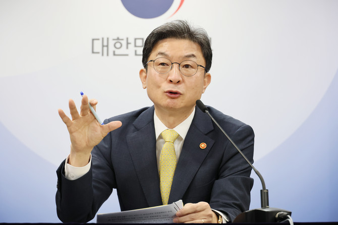 이억원 금융위원장이 12일 서울 종로구 정부서울청사에서 출입기자단 월례 간담회를 하고 있다. ⓒ 연합뉴스