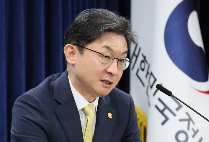 이억원 금융위원장이 12일 서울 종로구 정부서울청사에서 출입기자단 월례 간담회를 하고 있다. ⓒ 연합뉴스