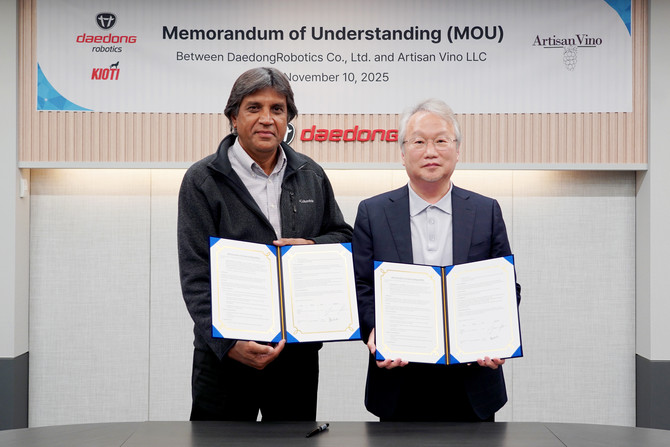 하리 마헤시 아티산 비노 창립자 겸 CEO(왼쪽)와 여준구 대동로보틱스 대표가 협약서에 서명 후 기념 촬영을 하고 있다. ⓒ 대동로보틱스