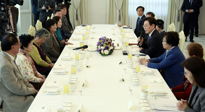이 대통령은 용산 대통령실에서 민가협 어머니들과 오찬을 가졌다. ⓒ 연합뉴스