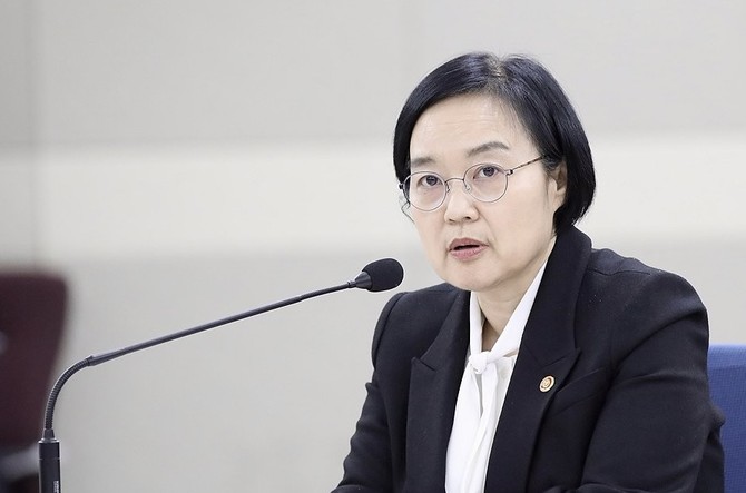 한성숙 중기부 장관이 지난 12일 인천 국제우편물류센터에서 열린 '중소기업 온라인 수출 활성화 방안 간담회'에서 발언하고 있다. © 연합뉴스