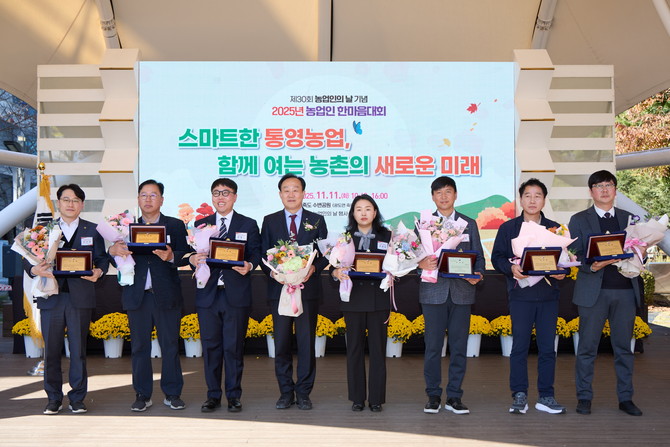 천영기 통영시장이 농업인의 노고를 격려하고 풍요로운 농촌의 미래를 다짐하는 '제30회 농업인의 날 기념 2025년 농업인 한마음대회'에 참석해 도·시의회, 각급 단체, 지역 농·축협, 농업인과 시민 등 약 800명과 함께 기념촬영을 하고 있다. ⓒ 통영시