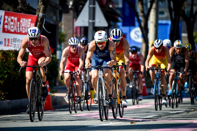 통영시가 오는 3일간 도남동 트라이애슬론 광장 및 시내 일원에서 개최하는 월드트라이애슬론연맹에서 승인한 공식 국제대회인 '2025 통영 월드트라이애슬론컵 대회' 2024년 경기 사진. ⓒ 통영시