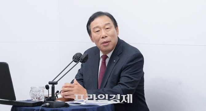 최민호 세종시장은 13일 시청 브리핑룸에서 기자회견을 열고 중앙지방협력회의 및 한일시장지사회의 참석 결과에 대해 밝히고 있다. ⓒ 프라임경제