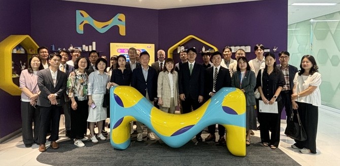 최성아 정무경제과학부시장은 지난 12일부터 14일까지 싱가포르를 방문해 관계자들과 함께 기념촬영을 하고 있다. ⓒ 대전시