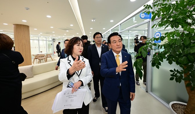 13일 '충남논산공공산후조리원 별빛' 개원식을 개최 후 모자동을 둘러보고 있는 백성현 시장. ⓒ 논산시